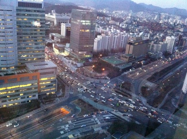 朝の風景。月曜日なので通勤の車で混雑中。