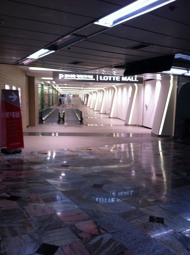 一旦ホテルに戻り荷物を受取り、タクシーで金浦空港へ。<br />タクシーがとても安いのでつい乗っちゃいます。<br />早めに空港にいったのは、ロッテモール金浦空港に行くため。<br />金浦空港の国際線ターミナルから地下通路で直結してます。<br />