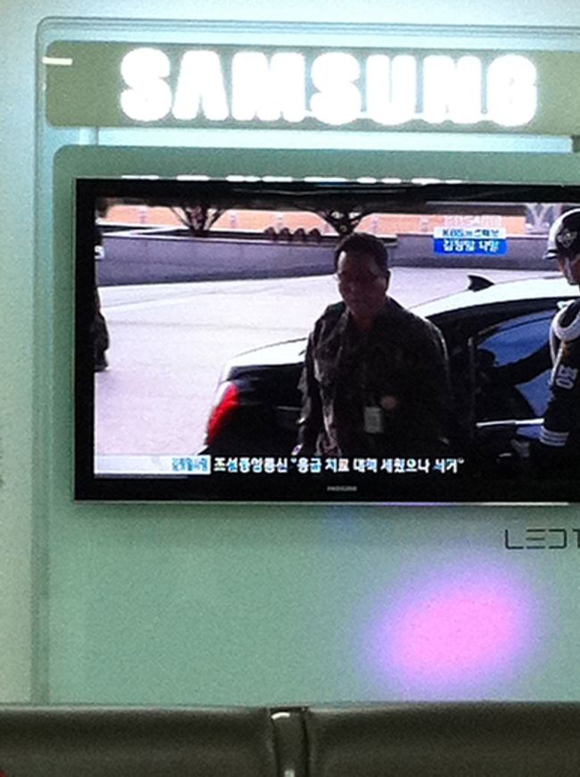 制限エリアのテレビを見ていたら、なんだか特番をやっているらしき模様。<br />辞書をひきひきみていたら金正日が亡くなったらしく