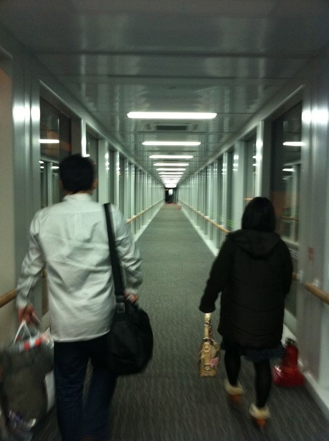 TVを見ている間に、搭乗時間。<br />飛行機まで遠い。