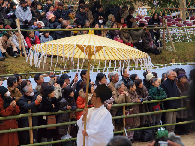 風流傘をも従えて<br /><br />　祭りには　傘　冠も　重要な役目があるようです。