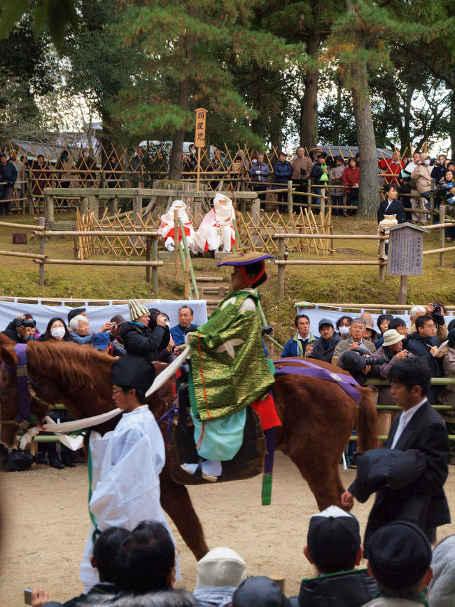 不思議な被り物<br /><br />　馬上は少年のよう