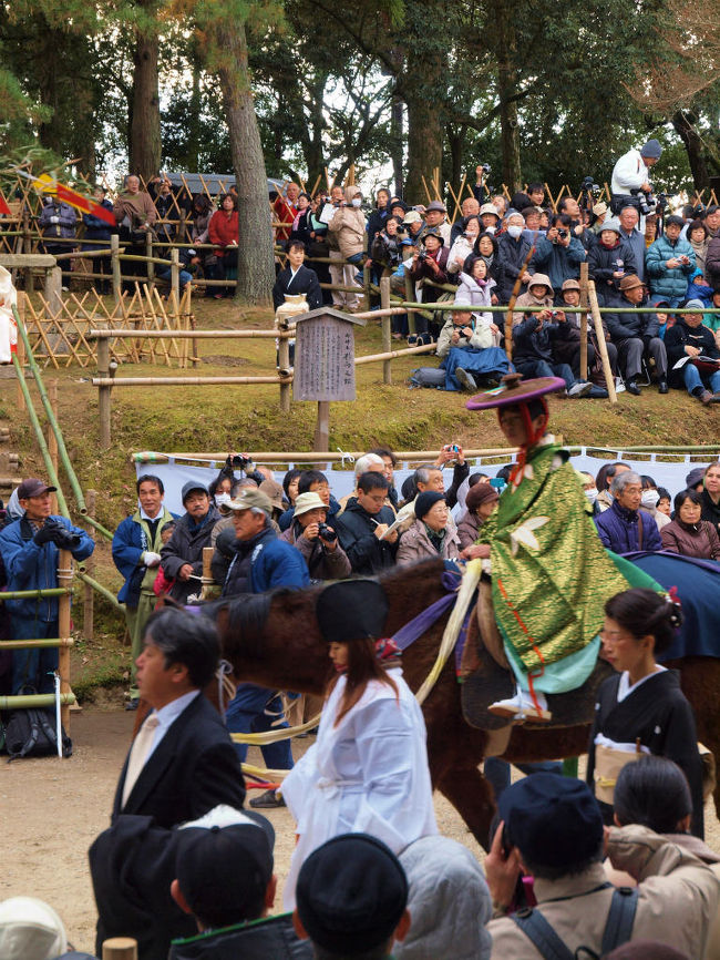 特別な被り物ではないよう<br /><br />　馬上は少年<br /><br />　浄衣の従者は少女