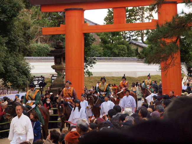 鳥居下を　一行が来る