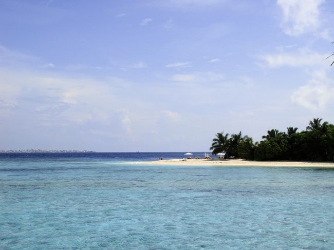 モルディブ2日目の朝です。<br />コテージへと続く桟橋から見た島のビーチ。