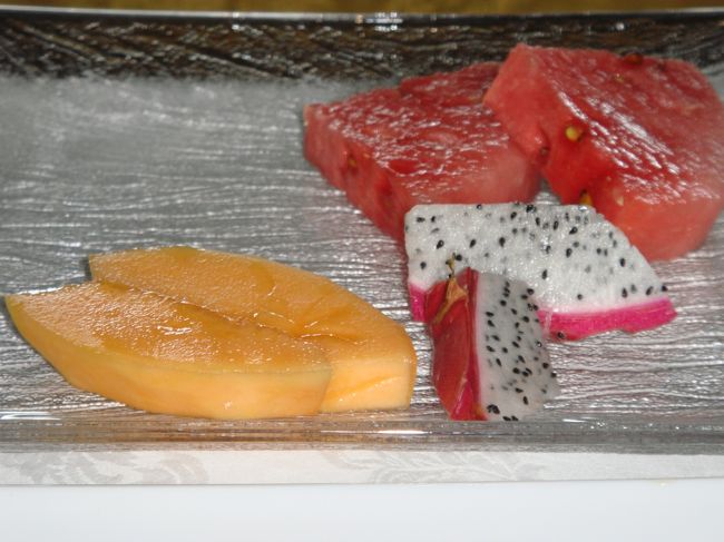 食後にフルーツを持ってきてくれました。<br />ドラゴンフルーツ？初めて食べたけどあまり口に合わず・・(p_-)