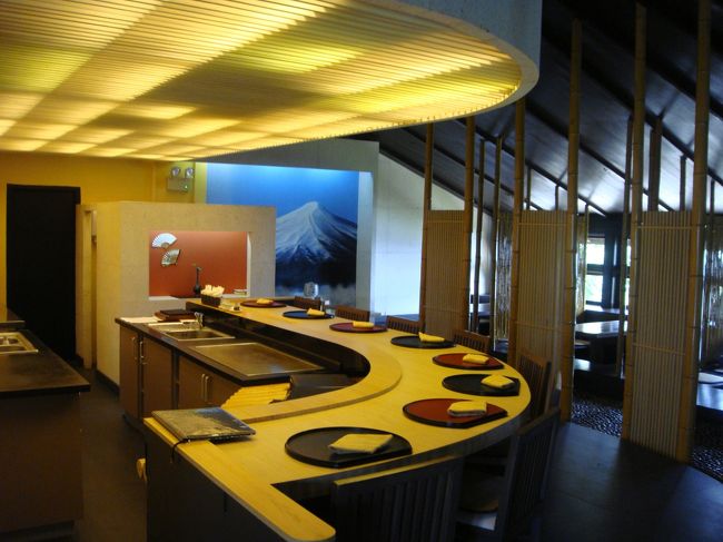 食後バトラーさんが島の施設を案内してくれました。<br />レストランの2階にスパ、３階に日本料理屋がありました。<br />写真は日本料理屋。富士山が見えますね！カウンターと右手には座敷風のテーブル。<br />1階のレストランは予約不要ですが、こちらは要予約とのこと。<br />結局一回も行かなかった。。