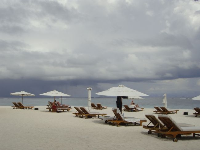 その後ダイビング施設へ行って、シュノーケルセットを借りる（無料）。<br />そしてアクティビティーの説明を受け、解散。<br />アクティビティーは、サンセット・サンライズフィッシングや、水上フライト、水中クルーズ（潜水艦）などがありました。<br />どれも、人数がある程度必要みたいで、水上フライトいいなぁと思ったけれど「１０組必要」とのことで、「まいっか」となりました(-_-;)