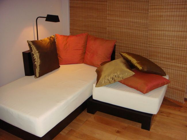 お部屋に戻ってしばし読書タイム。<br />このようなひろびろソファがお部屋の両端に置いてあって、気持ちよく読書できます。