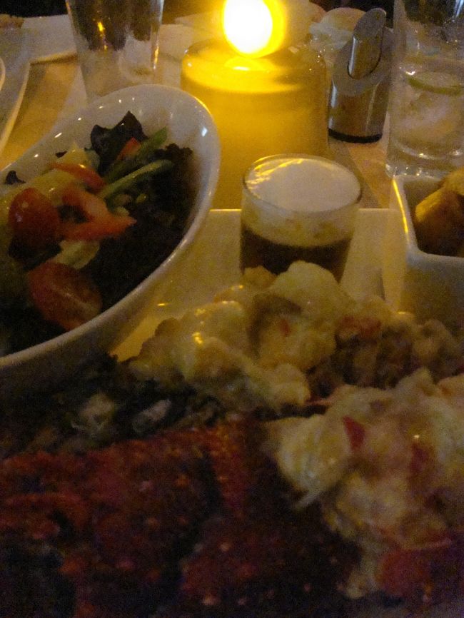 夜ご飯。外で食べるスペシャルディナーなるものを朝すすめられたので予約しておいたのですが、風が強くて室内で食べることに。。<br />ロブスター！