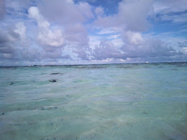 海の色。エメラルドグリーン。深くなっているところは濃いブルーです。なんともキレイ。<br /><br />遠くの方にイルカが飛んでいたらしく、近くの人が教えてくれましたが、目が悪くあまりわからず・・残念。