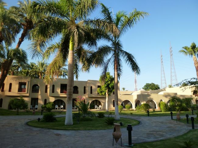 朝食前にホテルの中庭を散策。<br />朝早い時間は涼しくて気持ちがいい。