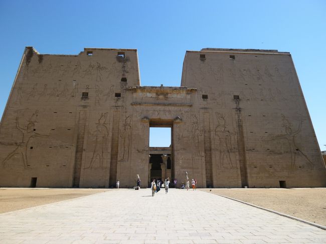 ＜ホルス神殿＞<br />ハヤブサの形をしたホルス神の神殿。エジプト国内でも保存状態が良い遺跡なのだそう。とてもきれいに残っている。現在の神殿はプトレマイオス朝時代のもの。