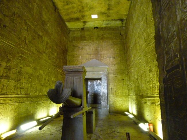 至聖所内に安置された復元された聖なる船