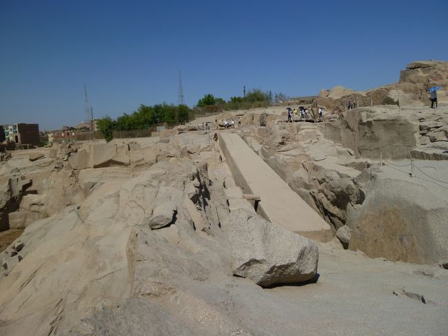 ＜切りかけオベリスク＞<br />アスワン周辺は古代の石切り場。<br />作成中にひびが入って放棄されたオベリスクがそのまま残っている。<br />この辺は陽を遮るものが全くなくって、とにかく暑かった。<br />だいたい42℃で、訪れたのが昼の2時頃だからもうゆで豚状態（笑）<br />帰りの１＄通り（遺跡出口の土産物屋）で買ったコーラのおいしかったこと。。。