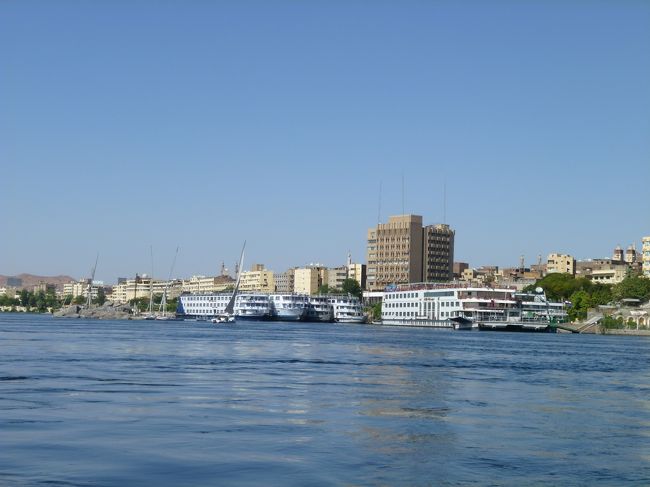 ナイル川船上からアスワンの街並みを望む