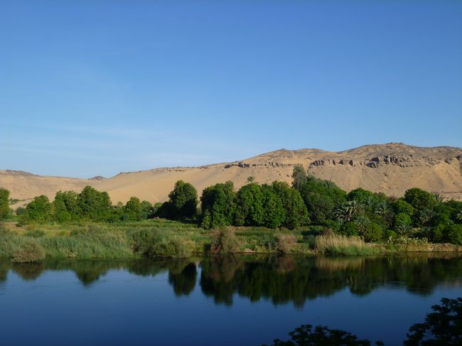 ホテルのバルコニーから<br /><br />ナイル川と対岸の砂漠のコントラストがとてもきれいだった。