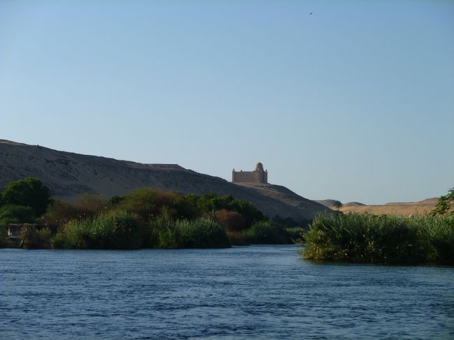 ＜アガ・カーン廟＞<br />ホテルのバルコニーから見えた建物。<br />1957年に亡くなったイスマイル派の最高権威者のお墓らしい。