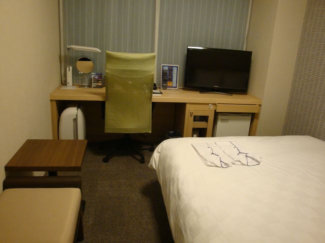 空港まで、レンタカー会社の送迎バスで送ってもらい、ゆいレールで牧志駅へ<br /><br />生憎、雨が降ってきました。。<br /><br />ゆいレールから、ホテルは、屋根続きなので雨は大丈夫だけど。。<br /><br />本日からのホテルは<br />ダイワロイネットホテル