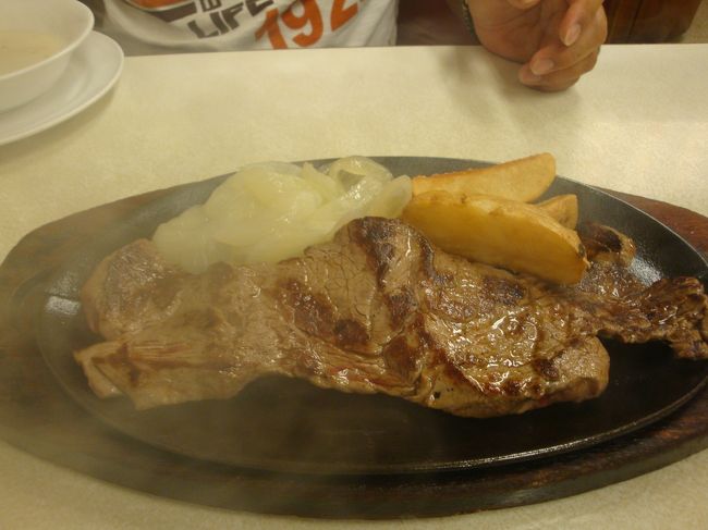 テンダーロインステーキＬ<br /><br />お肉食べてます。って、感じの、肉質<br />美味しくて、パクパク食べます。<br /><br />サラダにスープ、ライス付きでしたが、スープは薄く、塩コショウで味付け直しして、美味しく頂きました。