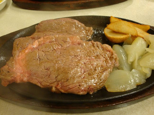 ニューヨークステーキＬ<br /><br />柔らかくて美味しい〜<br />旦那様は、テンダーロインの方が好きみたい<br /><br /><br />いつも、ライスを残すのに、今日は全部食べてしまい、<br />旦那さまから「珍しいねー」って言われるくらい＾＾