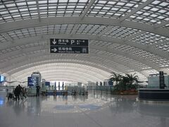 北京首都国際空港第3ターミナルから、地下鉄機場線で市内へ向かいます。第3ターミナル(第3航站楼)駅は空港ターミナル直結で、ガラス張りの屋根が印象的でした。