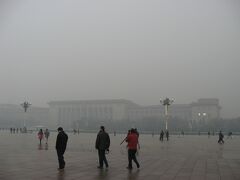 天安門から地下道をくぐって天安門広場へ。
周囲には人民大会堂や中国国家博物館など主要施設がありますが、あいにくの霧で綺麗な写真を撮ることはかないませんでした。
（写真は人民大会堂）