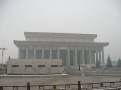 毛沢東主席の遺体を安置した「毛主席紀念堂」。
営業時間が午前で終わっており、残念ながら中に入ることはできませんでした。