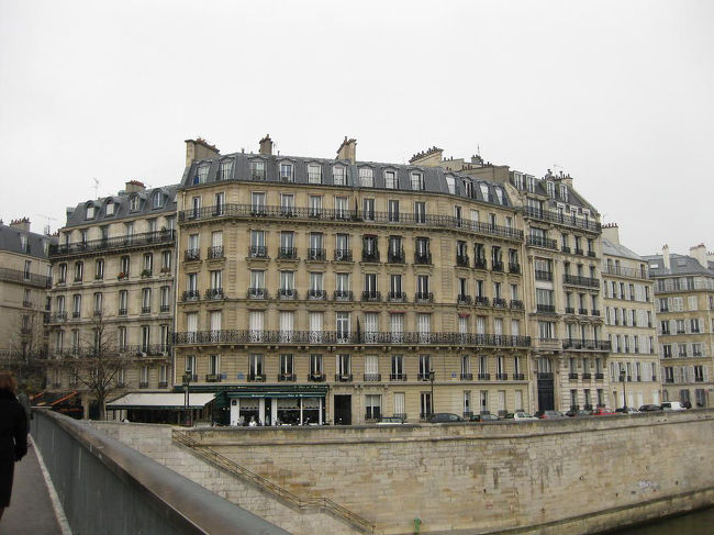 橋を渡ります。