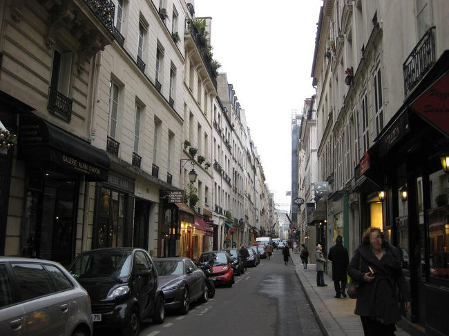 メインの通りには小さなお店がたくさん並んでいます。<br />残念ながら、閉まっているところが多かったのですが。