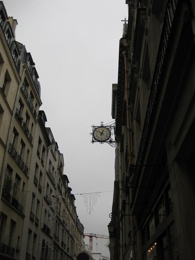 途中、小さい教会を見つけたので入ってみました。<br />…日本にあれば全然大きいほうだと思うのですが、すっかり感覚がおかしくなっております（苦笑）<br />あとから調べたところ、ここは「サン・ルイ・アン・リル教会」というのだそうです。<br />ベルサイユ宮殿を造った建築家フランソワ・ル・ヴォーの手によるものだとか。<br />…知らなかった。