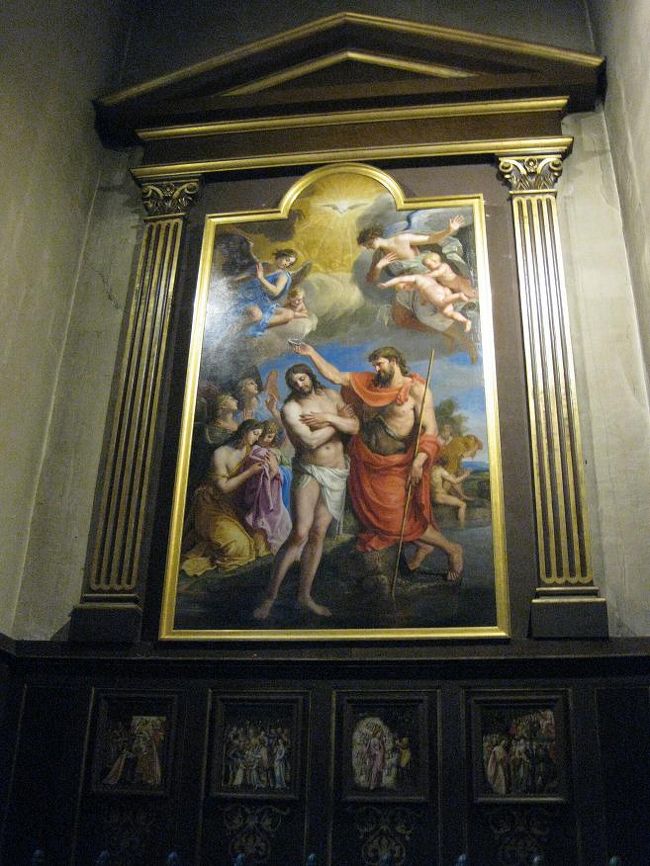 美しい絵画、彫刻、ステンドグラスがあちこちにあります。