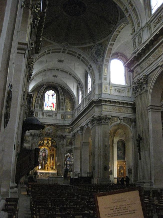 白い壁に金色の装飾。