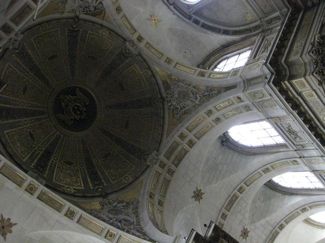 シンプルなようでいてどこか豪華。<br />いわれてみれば、ベルサイユ宮殿に似ている…かも？