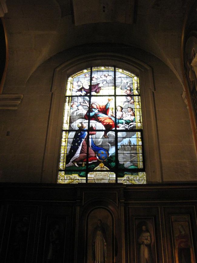 ステンドグラスも、先に見たサントシャペル、ノートルダムに比べれば小規模ですが、とても色鮮やかで美しいです。