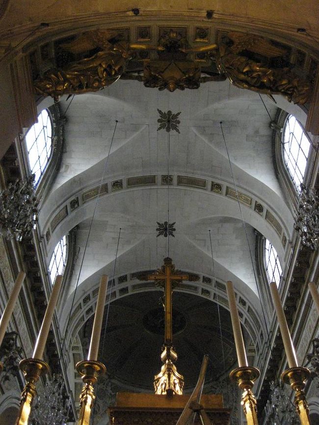 天井も、どこか明るいです。