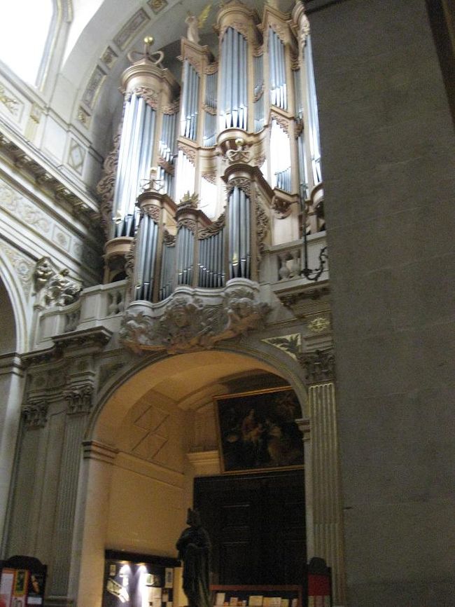 パイプオルガンも白と金。<br />それまで見た教会はほとんどが黒っぽかったので、とても豪華に見えました。<br />ちょっと座って休んだら、散策に戻ります。