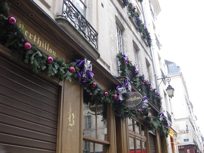 教会の隣には有名なアイスクリームのお店「ベルティヨン」。<br />が、この日は閉まっていました。<br />同じ通りに他の店舗があるようでしたが…他にもアイスクリームを売っているお店があったのですが…<br />寒くて食べようという意欲はわきませんでした。