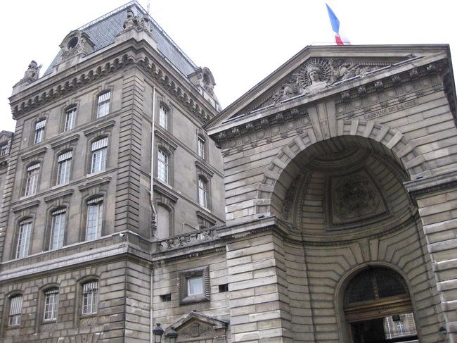 シテ島に戻ってきました。<br />なんだろうな〜と思いながら撮ったら、パリ警視庁でした…。