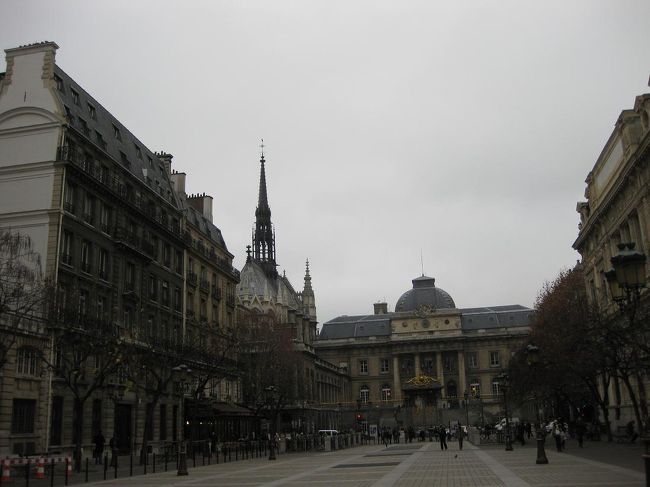 メトロで移動します。<br />サント･シャペルと裁判所が見えました。