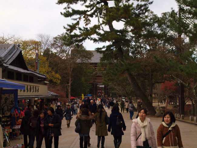 途中　いつもの　飛鳥園で来年のカレンダーを購入<br /><br />　一枚ものなので大きくて持ち歩きにはもてあますのですが、<br /><br />　雰囲気のいいお店で買うのも楽しみの一つです。<br /><br />飛鳥園<br />http://www.askaengallery.jp/<br />　登録しておくと毎月の行事の美しい葉書が届きます<br /><br />　これも楽しみの一つです。