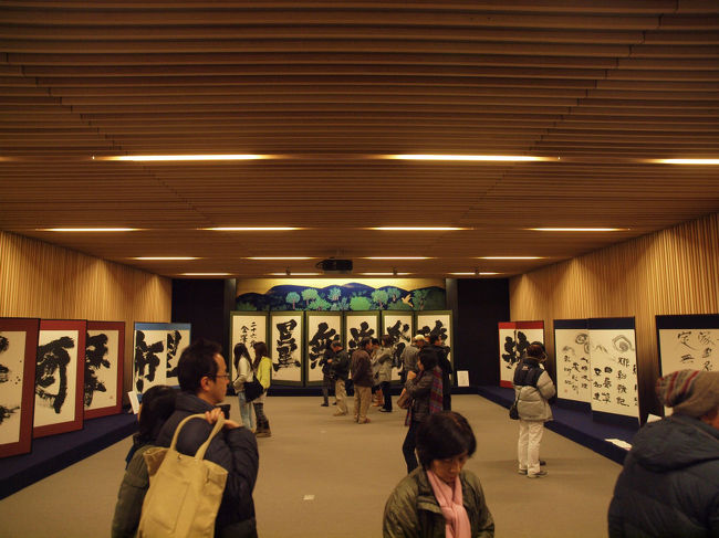 翔子さんの力強い、美しくも力強い書<br /><br />　本物を見てさらに彼女の才能に目を見張るようです。<br /><br />会場でご本人さんのお姿を見かけました。