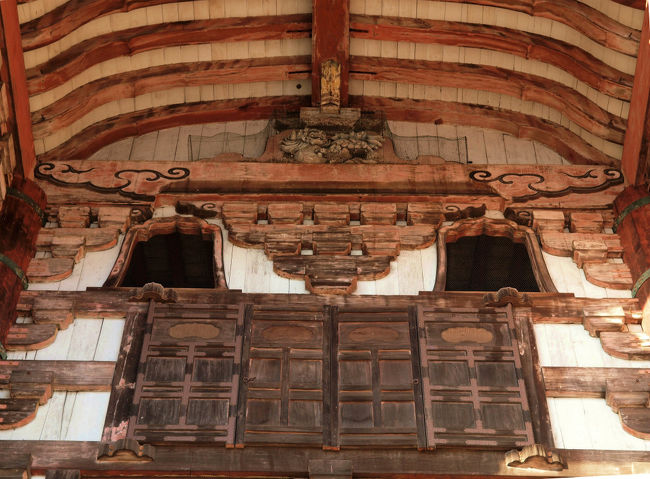 数十年前　大文字の夜<br /><br />　今では有名になって大混雑と聞く<br /><br />　　万灯篭も人影の少ない頃を思い出す<br /><br />ここの扉が開き　大仏様のお顔が見え　<br /><br />燈明の炎の揺れで、、生きておられるような<br /><br />神秘さに心打たれた日を思い出します