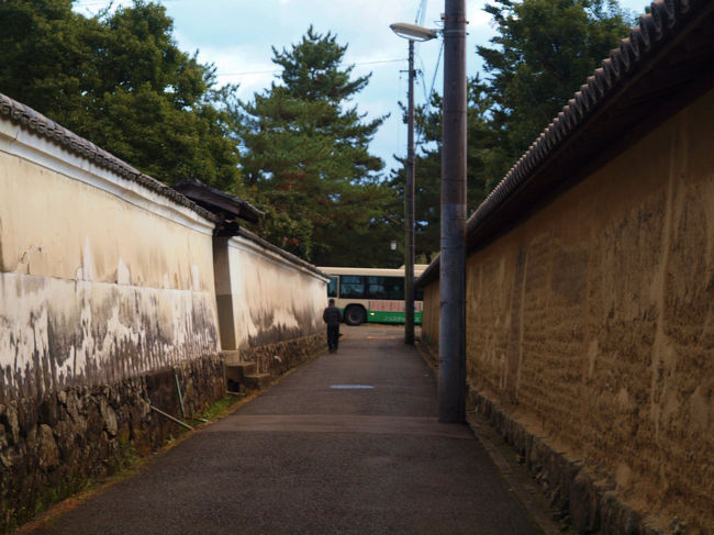 観光バスが細道の先を横切る<br /><br />　この道もここまで<br /><br />　　　　　　続く