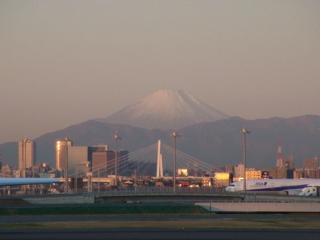 首都高は6時前でも混雑する箇所があり<br />ちょっと焦りましたが<br />6時20分頃には羽田に無事到着。<br /><br />関東は快晴で、富士山がくっきり。<br />なんか良い事ありそうな予感♪