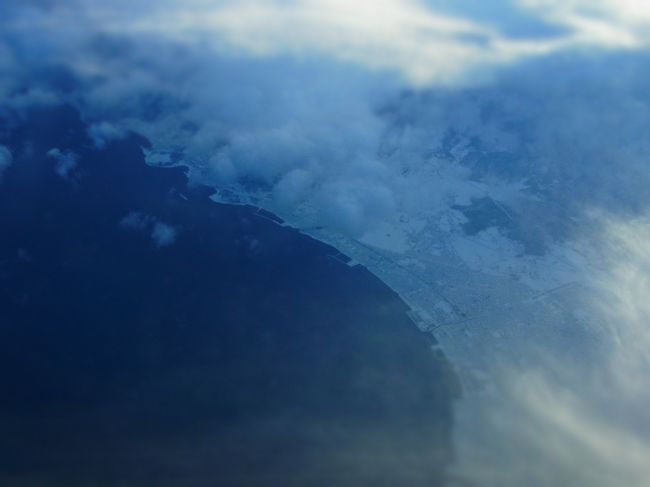 機窓からの風景は<br />北に向うにつれて白くなっていきます。<br />これは多分青森です。<br />