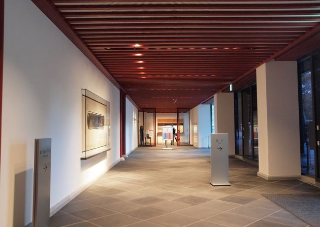 当然内部撮影禁止。<br /><br />私の好きな<br /><br />月光菩薩　日光菩薩  不空羂索観音<br /><br />ガラスの向こうに、、冷たい御目で　以前は暖かい御目でしたのに<br /><br />　ガラスで正面を保護されていましたが<br /><br />中央の不空羂索観音さんのお姿の中央にガラスの合わせめの線がありました<br /><br />　　なんと心無い展示、、<br /><br />　　　東大寺さんの見識は。。