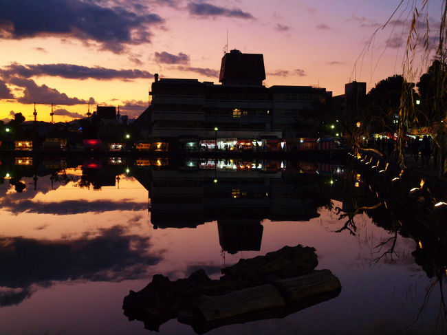 宿の灯り　縁日に灯り　夕日