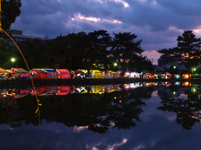 陽は落ちて<br /><br />　縁日の灯りが華やかに池に写ります。