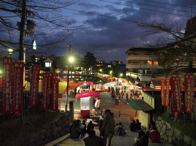 南円堂の石段を上る